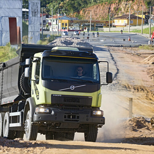 Volvo Trucks VM - VM com PBT (Peso Bruto Total) de 32 toneladas 
