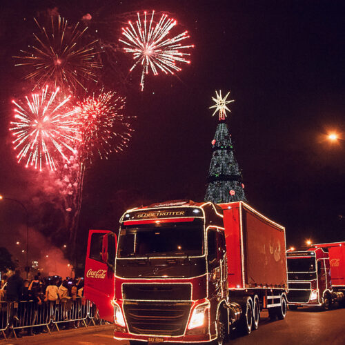 Volvo Trucks - Volvo é parceira da Caravana Iluminada da Coca Cola pelo terceiro ano consecutivo 