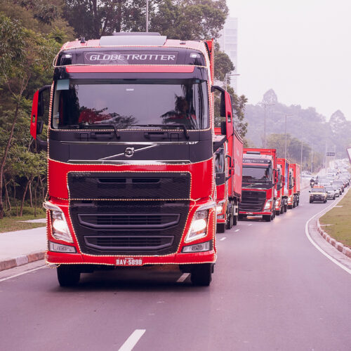 Volvo Trucks - Volvo é parceira da Caravana Iluminada da Coca Cola pelo terceiro ano consecutivo 