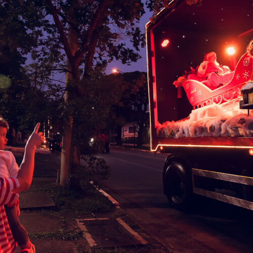 Volvo Trucks - Volvo é parceira da Caravana Iluminada da Coca Cola pelo terceiro ano consecutivo 