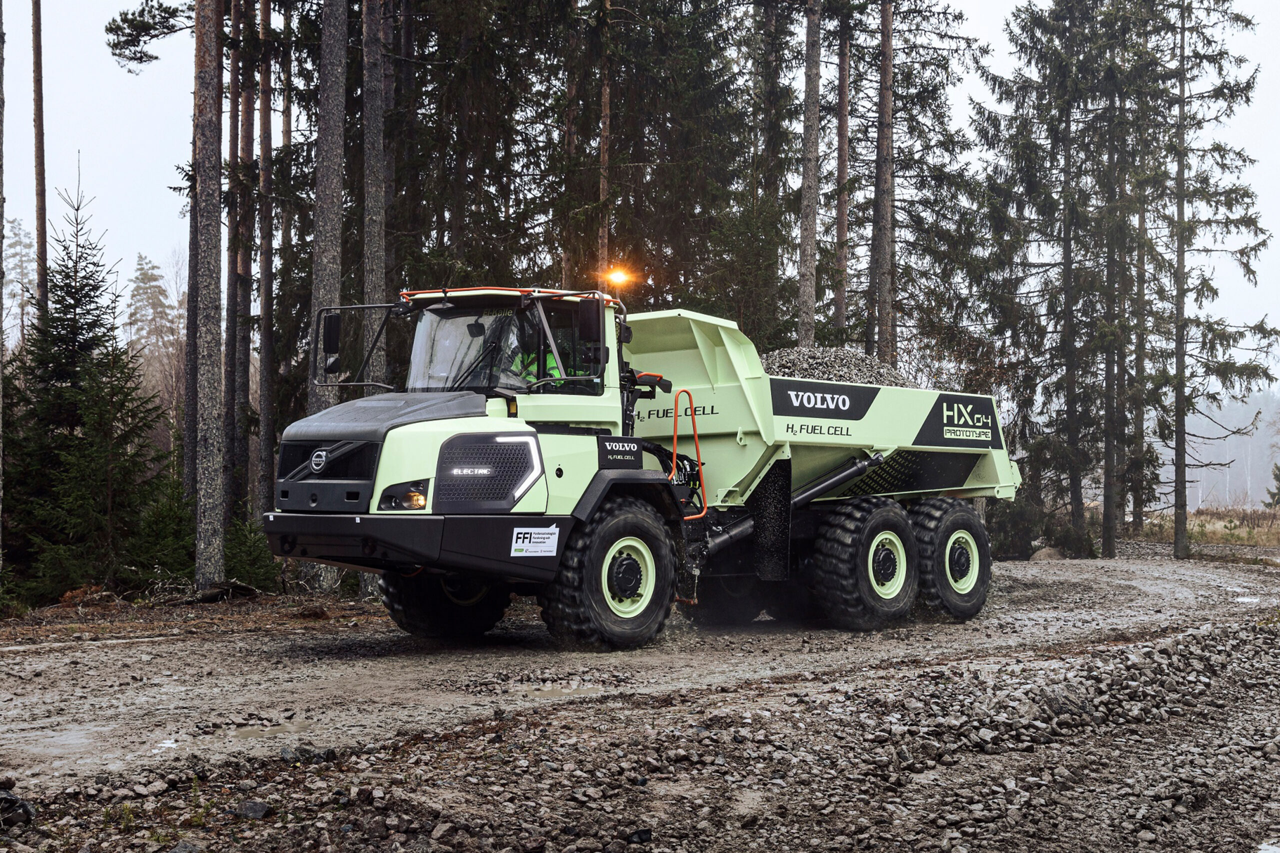 Volvo apresenta nova linha G de caminhões articulados
