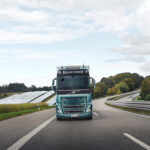 Volvo inicia produção em série de seus caminhões elétricos pesados na Europa 