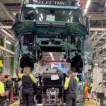 Volvo inicia produção em série de seus caminhões elétricos pesados na Europa 
