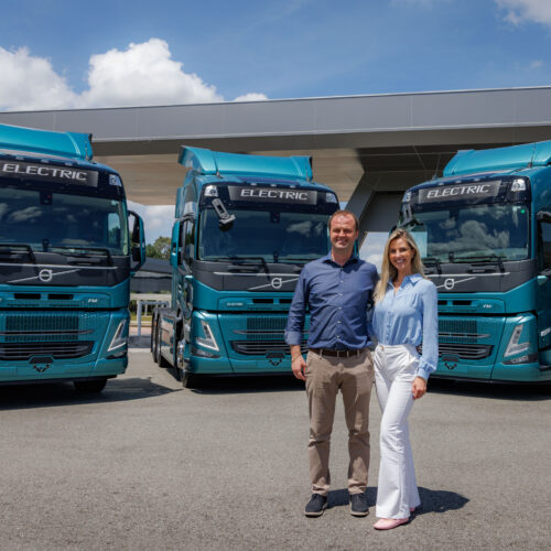 Vinícius Reiter Pilz, Ceo Reiter Log e Vanessa Reiter Pilz, diretora comercial & ESG Reiter Log, recebem os primeiros caminhões elétricos da Volvo no Brasil 