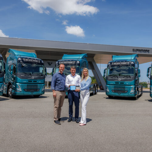 Wilson Lirmann, presidente da Volvo na A. Latina, entrega os primeiros caminhões elétricos da marca no Brasil para Vinícius e Vanessa Reiter Pilz, da Reiter Log 