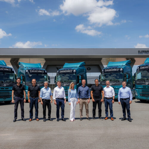Vinícius e Vanessa Reiter Pilz, da Reiter Log, recebem dos diretores da Volvo os primeiros caminhões elétricos da marca no Brasil 