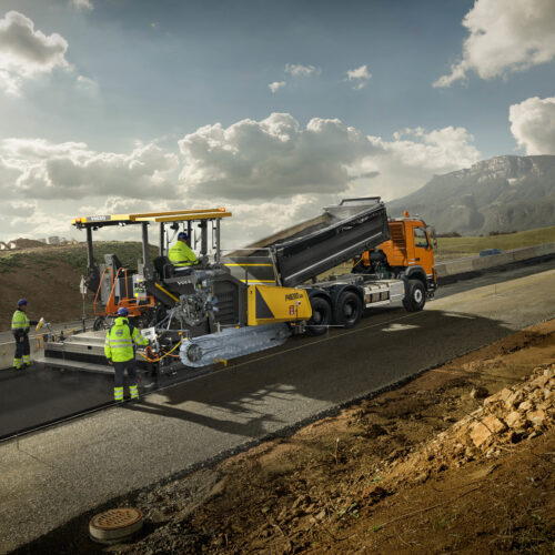 Nova vibroacabadora P4820DThanks to years of development, the Volvo Powertrain offers unrivalled durability and performance for increased uptime, as well as longer component life and high fuel efficiency. 