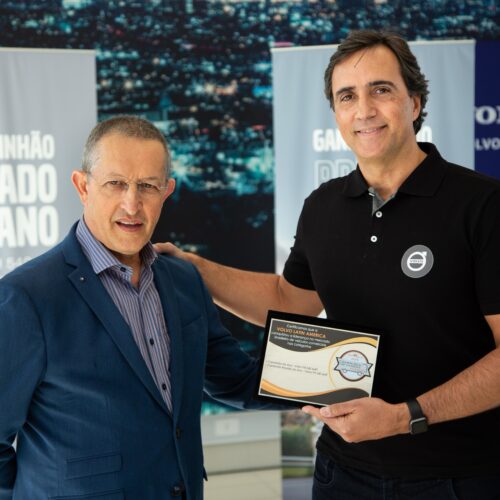Volvo recebe Prêmio Lótus nas categorias caminhão do ano e caminhão pesado do ano 