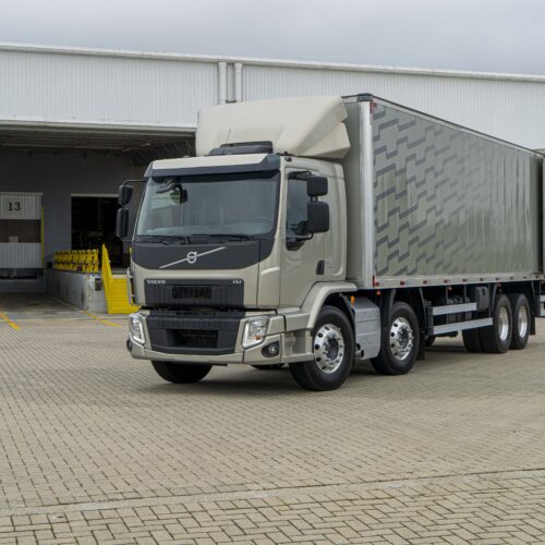 Com vendas do VM em alta, Volvo lança versão 2022 com mudanças internas na cabine (2) 