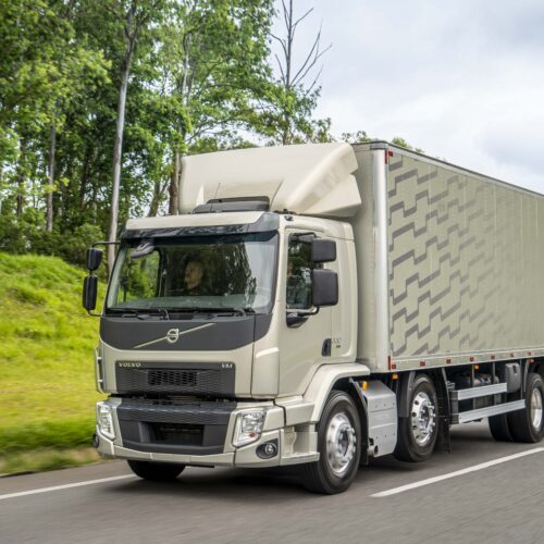 Com vendas do VM em alta, Volvo lança versão 2022 com mudanças internas na cabine (5) 