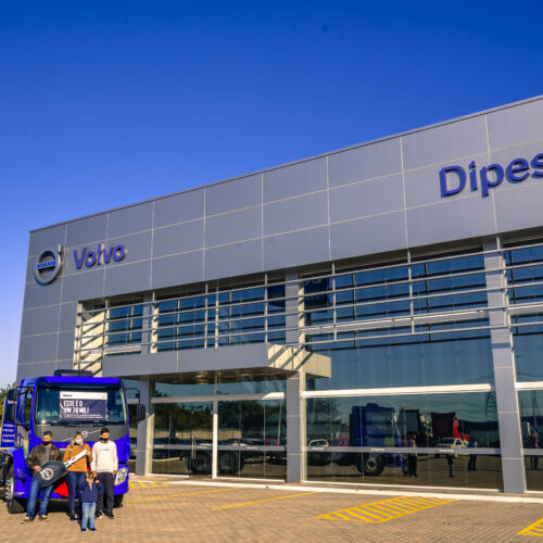 Volvo VM 70.000 vai para casal do RS, que celebra seu primeiro caminhão zero quilômetro 